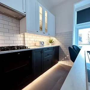 The Retreat - Large Luxury Apartment, Two Mins From Bournemouth